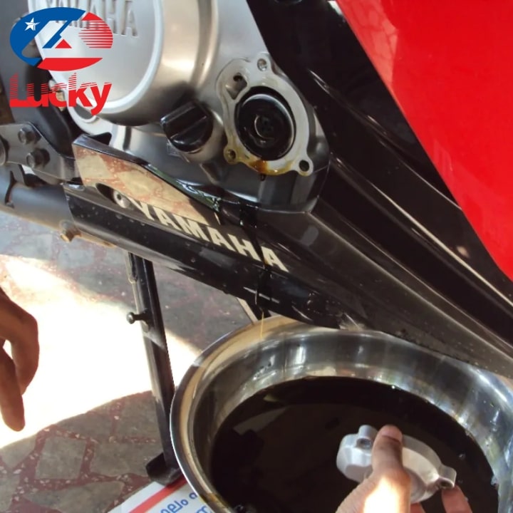 thay-dau-xe-may-honda-4